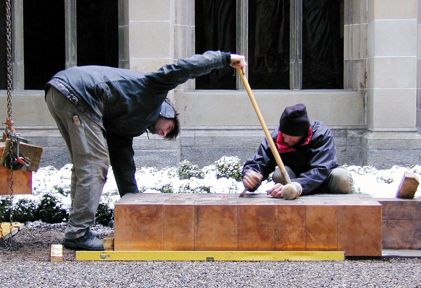 Aufschichten der Blockskulptur im Kreuzgang des Fraumünsters  © Anna-Maria Bauer
