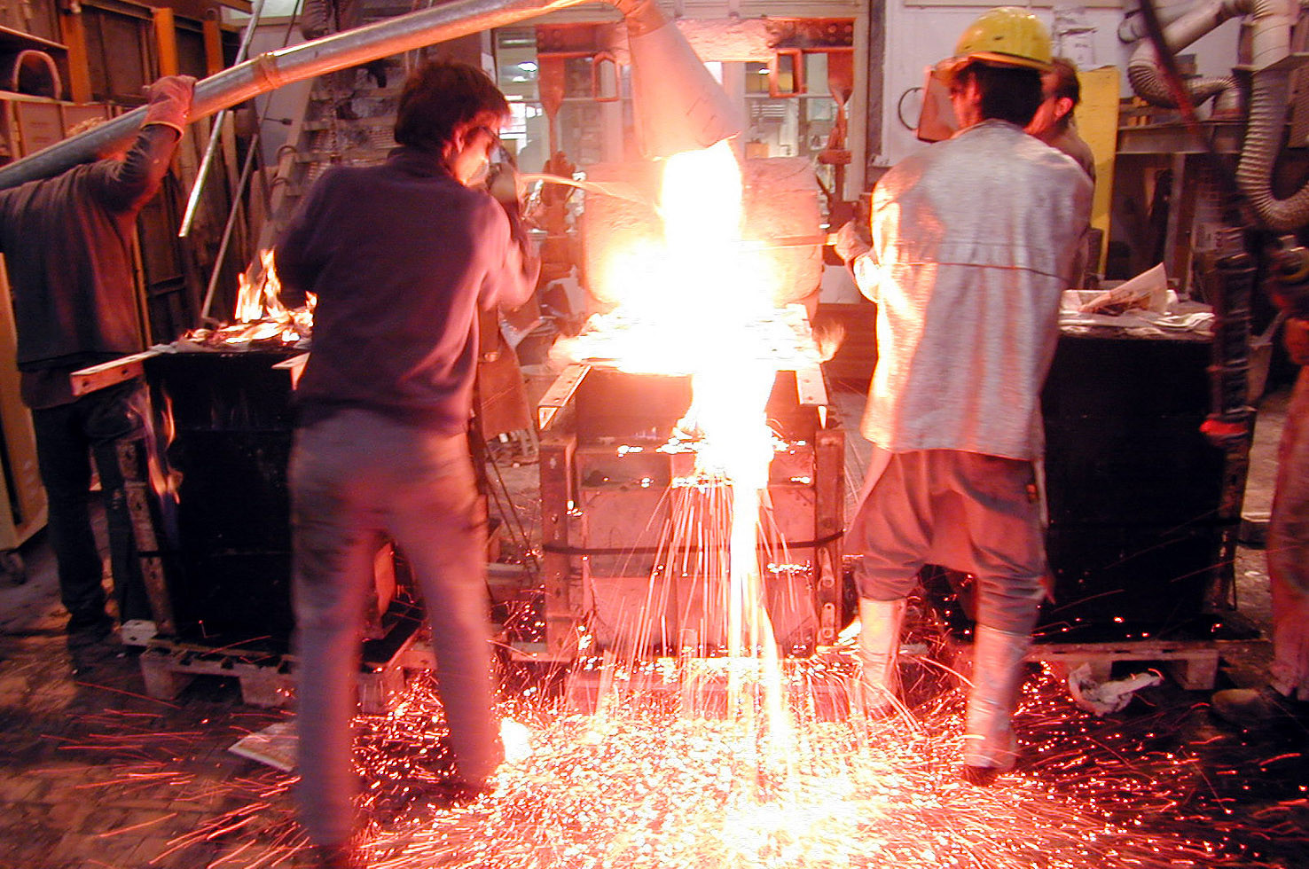 Die kupfernen Hohlformen werden ausgegossen © Anna-Maria Bauer